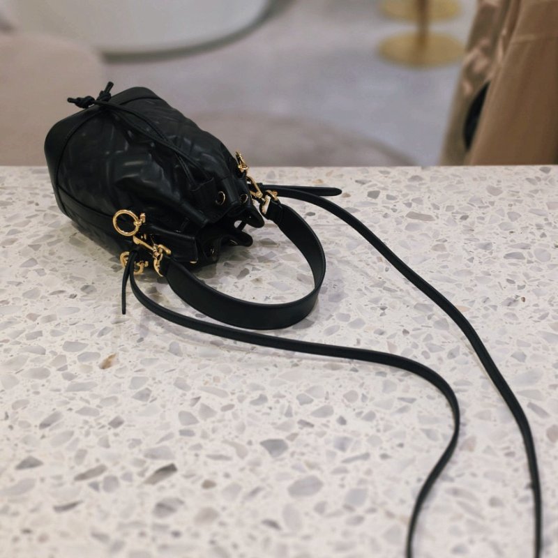 ⏰當季新品 原價6萬1千2🌺Fendi 8BS093 迷你 FF 立體浮雕Mon Tresor 包 黑色/附肩帶-9