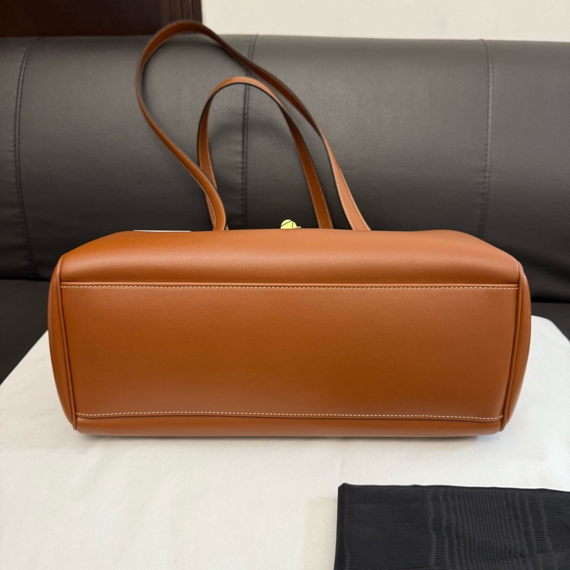 CELINE賽琳思琳 焦糖色Soft 16 牛皮手提單肩包中號女款 尺寸：長32cm 寬15cm 高24cm-4