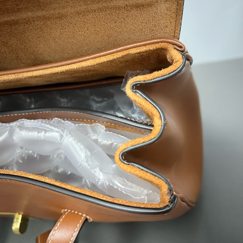 Celine/賽琳 Soft 焦糖色 金棕21年編碼 尺寸：32.5*23*14cm 配件：塵袋-9