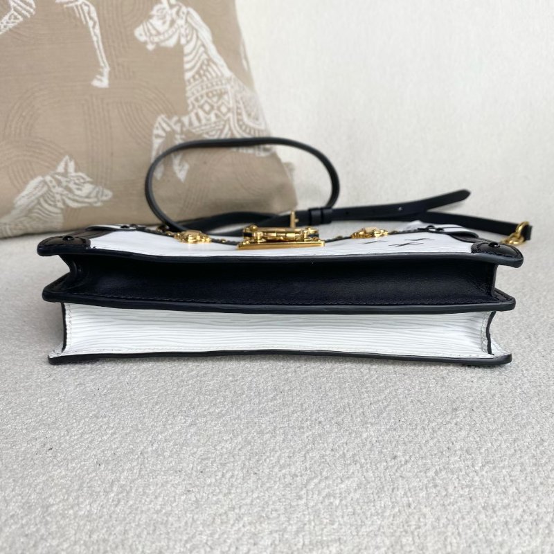 LV Trunk Clutch 水波紋軟盒子包 牛皮 金扣22*15*5 98新肩帶塵袋-7