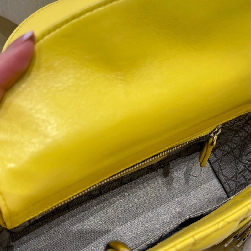 DIOR 四格黛妃包 檸檬黃,肩帶上的限量徽章 20*17*8cm 99新配件肩帶 塵袋-9