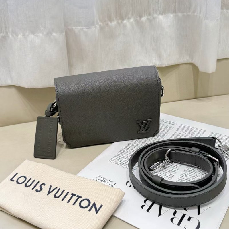 Lv take off 小號 芯片款 卡其綠 牛皮 郵差包 17*12*6cm 99新配件肩帶塵袋-1