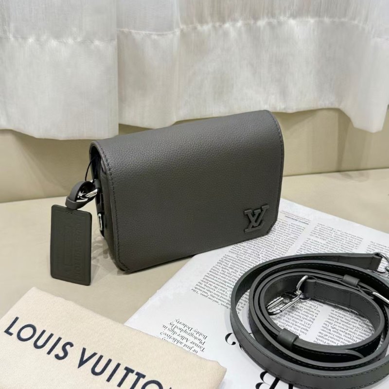 Lv take off 小號 芯片款 卡其綠 牛皮 郵差包 17*12*6cm 99新配件肩帶塵袋-2