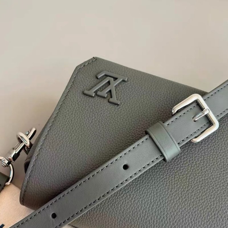 Lv take off 小號 芯片款 卡其綠 牛皮 郵差包 17*12*6cm 99新配件肩帶塵袋-3