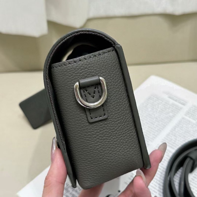 Lv take off 小號 芯片款 卡其綠 牛皮 郵差包 17*12*6cm 99新配件肩帶塵袋-4