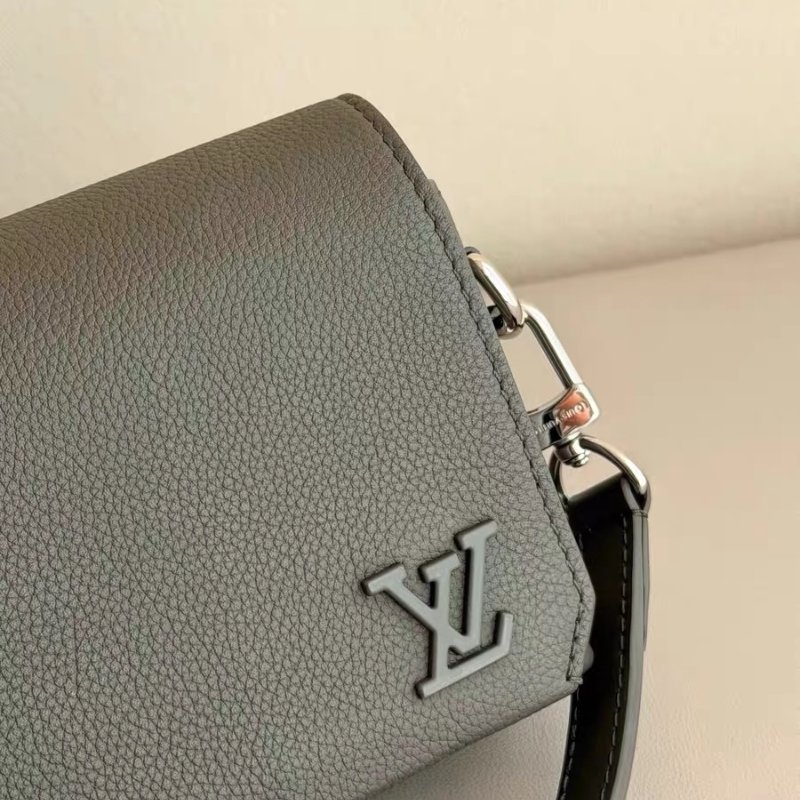 Lv take off 小號 芯片款 卡其綠 牛皮 郵差包 17*12*6cm 99新配件肩帶塵袋-5