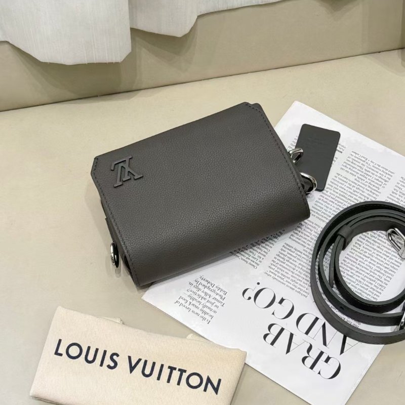 Lv take off 小號 芯片款 卡其綠 牛皮 郵差包 17*12*6cm 99新配件肩帶塵袋-6