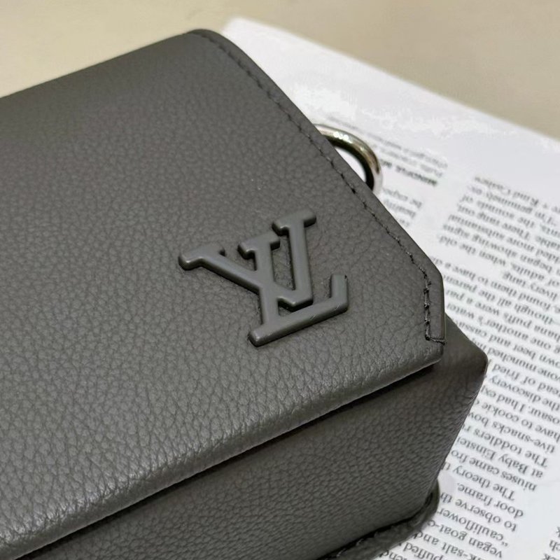 Lv take off 小號 芯片款 卡其綠 牛皮 郵差包 17*12*6cm 99新配件肩帶塵袋-7