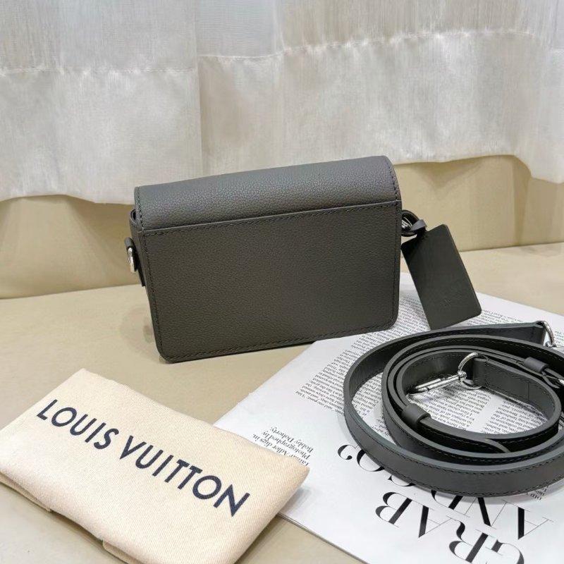 Lv take off 小號 芯片款 卡其綠 牛皮 郵差包 17*12*6cm 99新配件肩帶塵袋-8