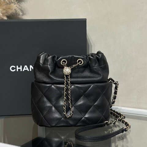 CHANEL 21S珍珠雙C束口水桶包 - 黑金31開