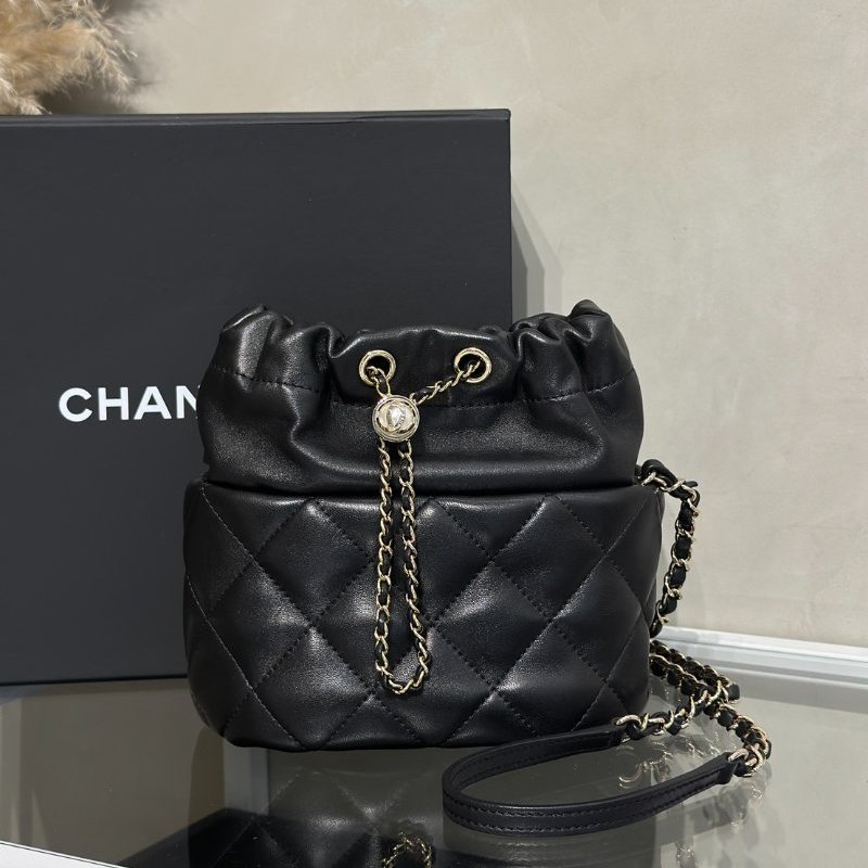 CHANEL 21S珍珠雙C束口水桶包 - 黑金31開-0