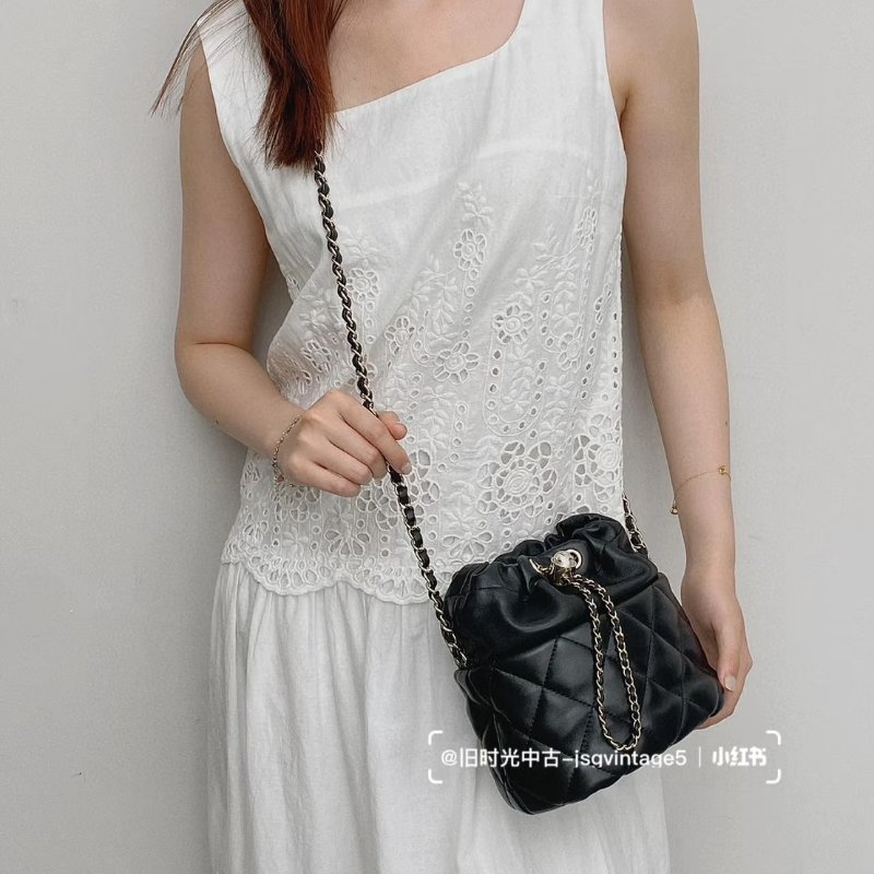 CHANEL 21S珍珠雙C束口水桶包 - 黑金31開-1