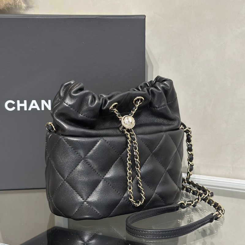 CHANEL 21S珍珠雙C束口水桶包 - 黑金31開-2