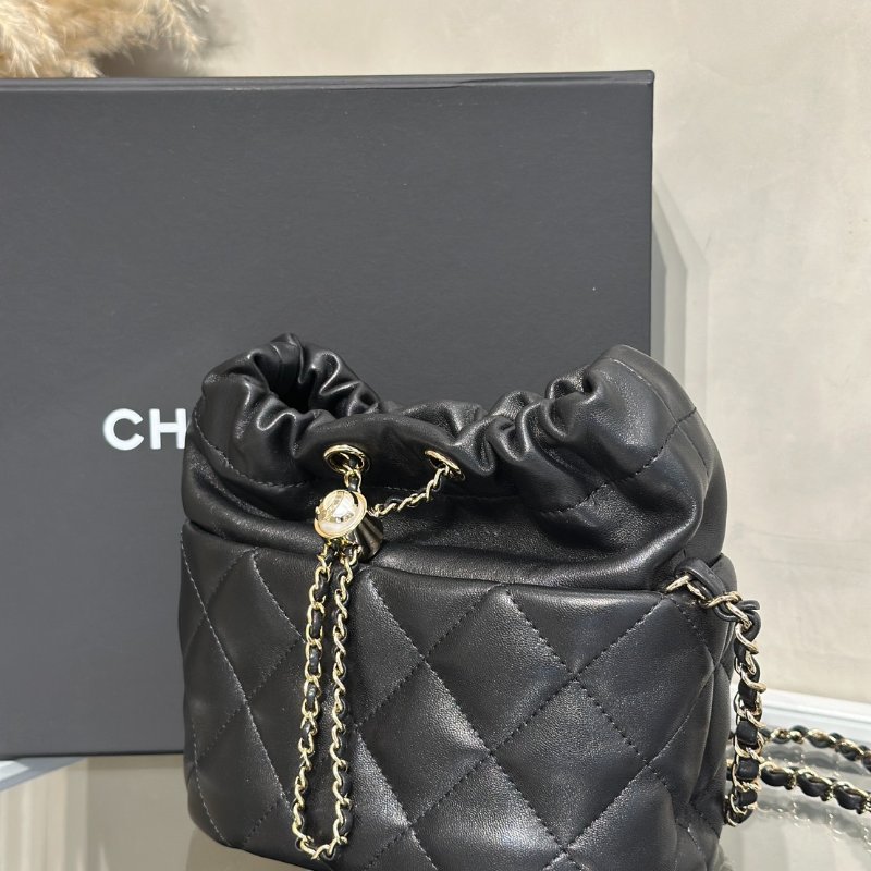 CHANEL 21S珍珠雙C束口水桶包 - 黑金31開-3