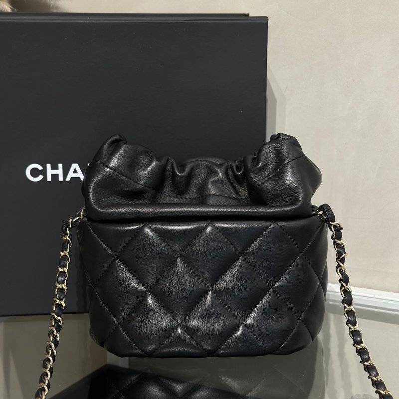 CHANEL 21S珍珠雙C束口水桶包 - 黑金31開-4