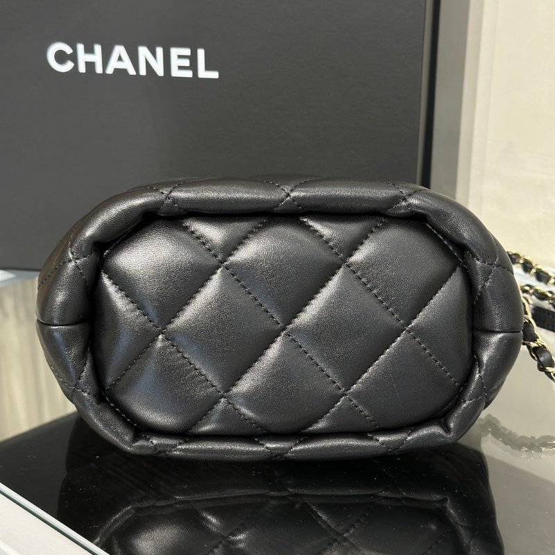 CHANEL 21S珍珠雙C束口水桶包 - 黑金31開-5