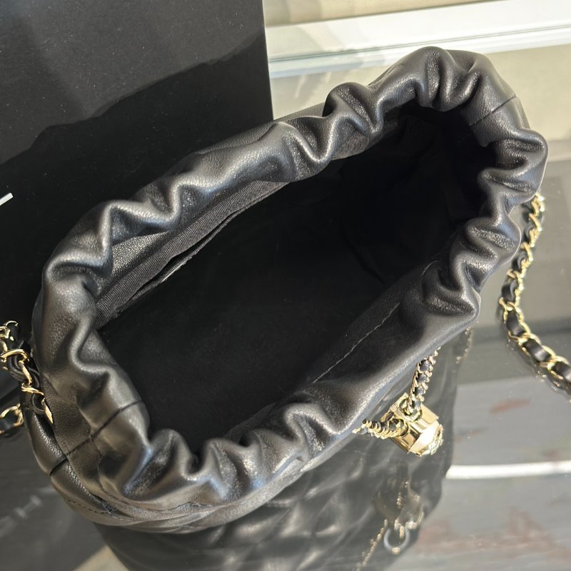 CHANEL 21S珍珠雙C束口水桶包 - 黑金31開-6