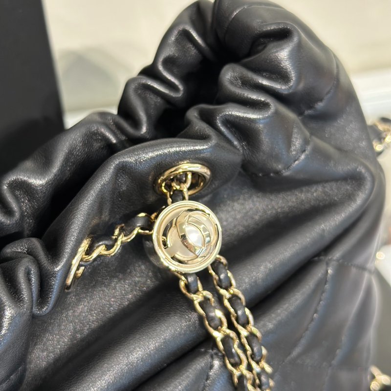 CHANEL 21S珍珠雙C束口水桶包 - 黑金31開-7