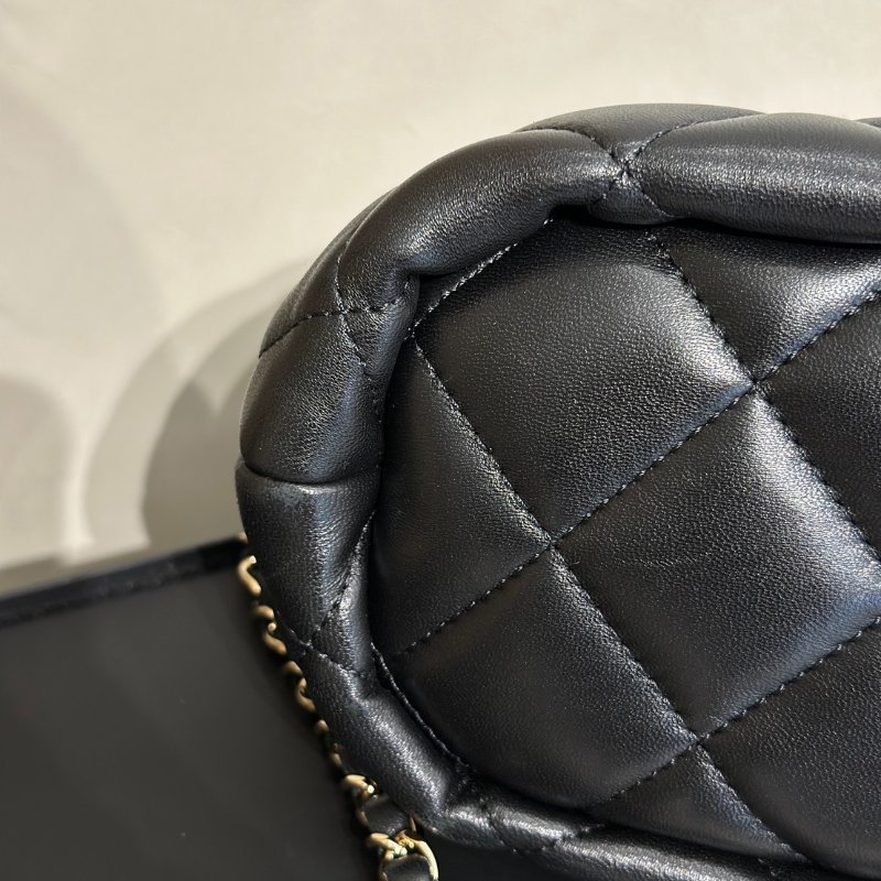 CHANEL 21S珍珠雙C束口水桶包 - 黑金31開-8