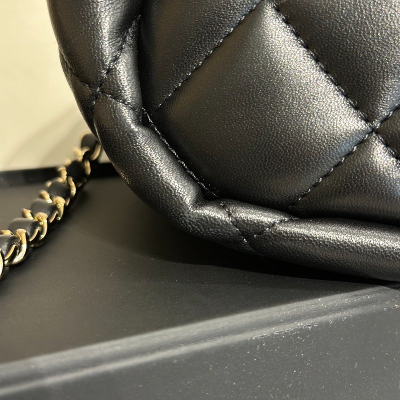 CHANEL 21S珍珠雙C束口水桶包 - 黑金31開-9