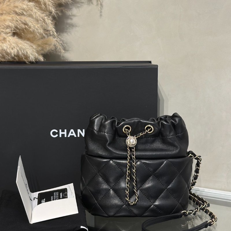 CHANEL 21S珍珠雙C束口水桶包 - 黑金31開-10