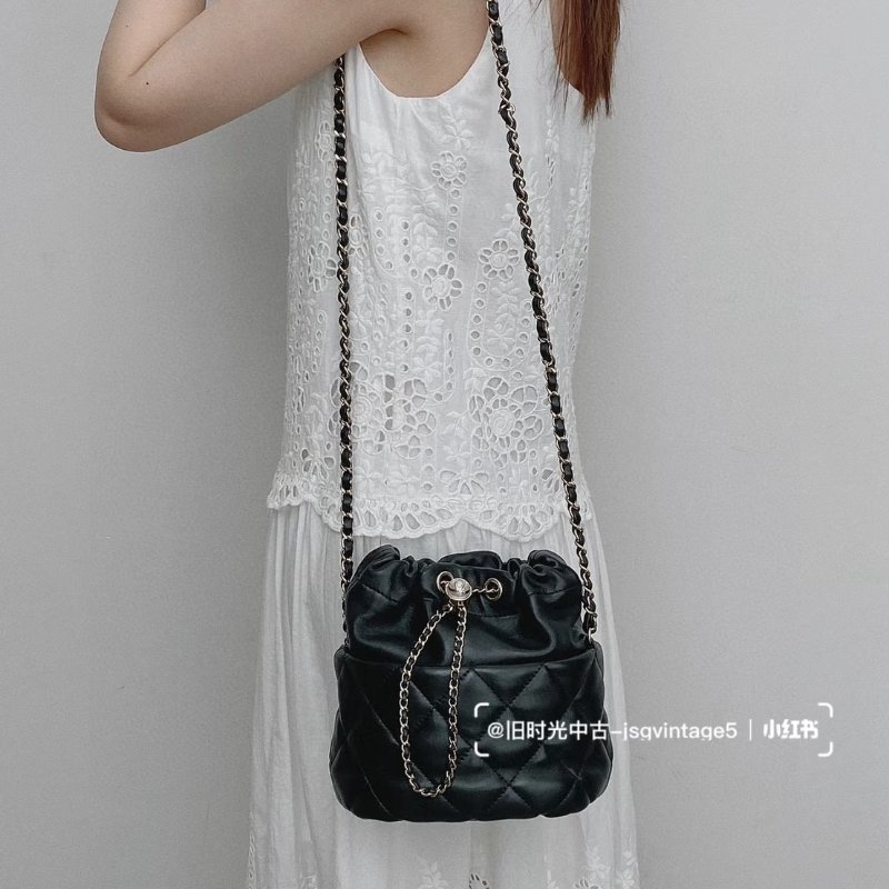 CHANEL 21S珍珠雙C束口水桶包 - 黑金31開-11