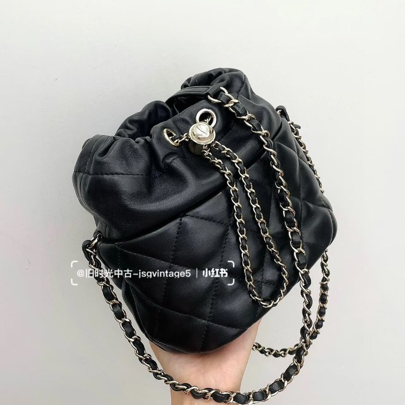 CHANEL 21S珍珠雙C束口水桶包 - 黑金31開-12