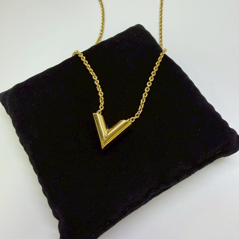 LV Essential V字金色項鍊-3