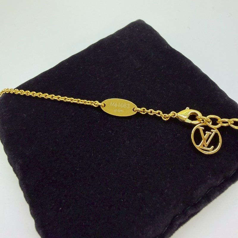 LV Essential V字金色項鍊-5