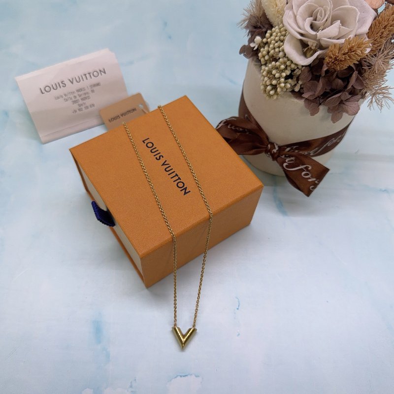 LV Essential V字項鍊-0