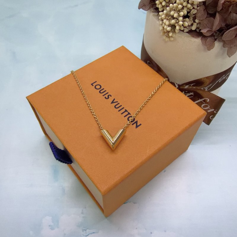 LV Essential V字項鍊-1