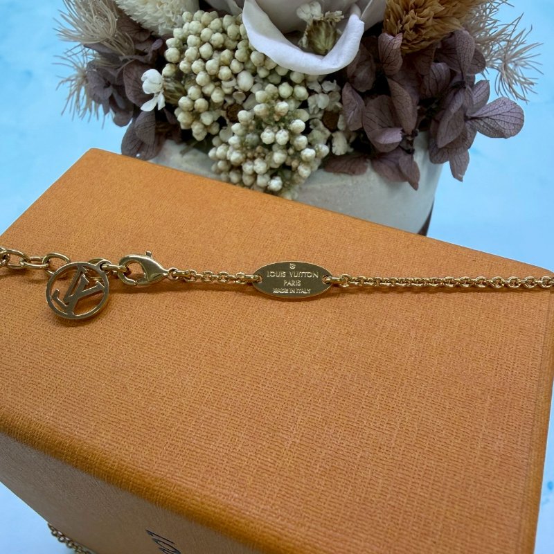 LV Essential V字項鍊-3