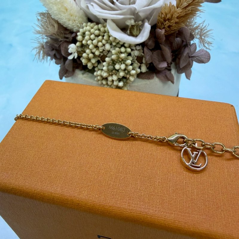 LV Essential V字項鍊-4