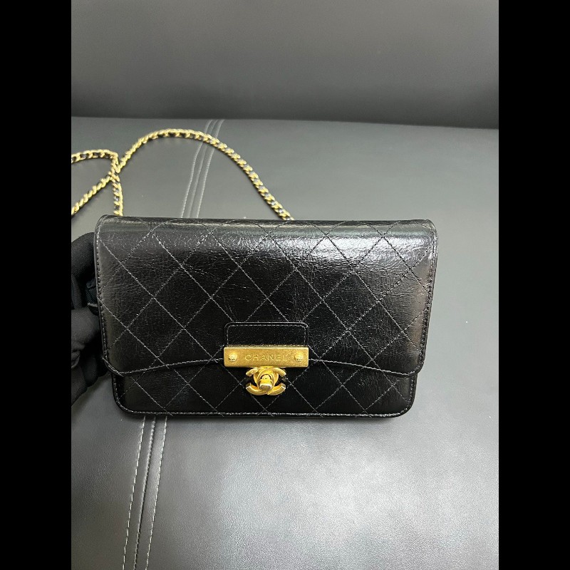Chanel wallet on chain
黑金油蜡皮復古Woc-1