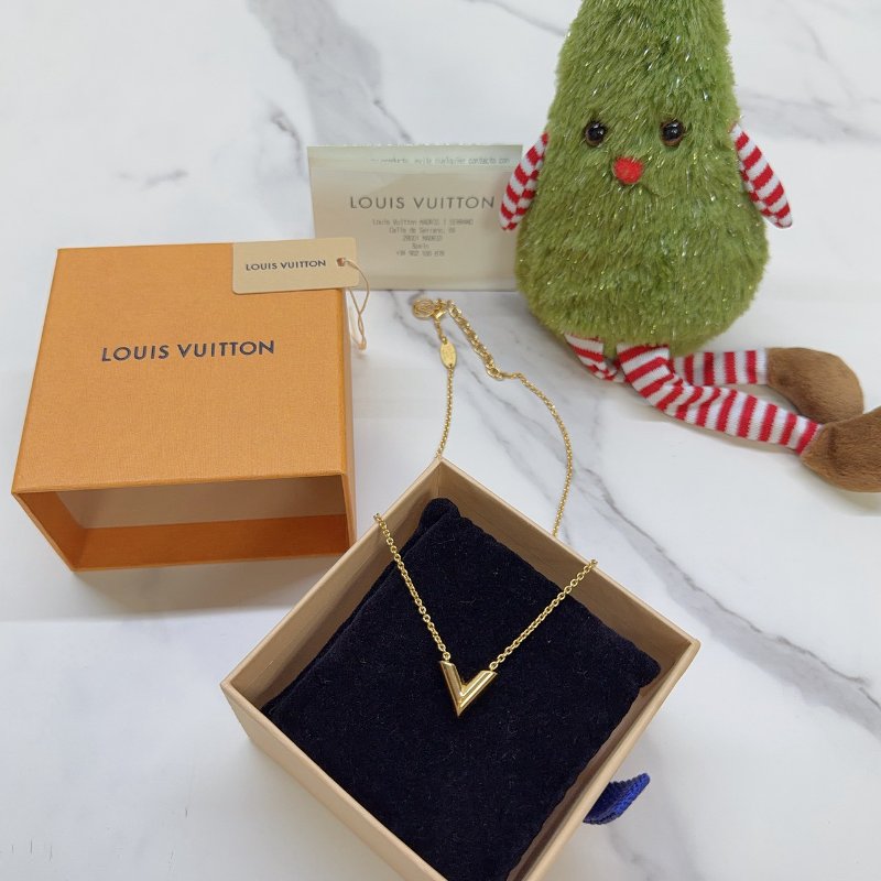 LV Essential V型金色項鍊-0