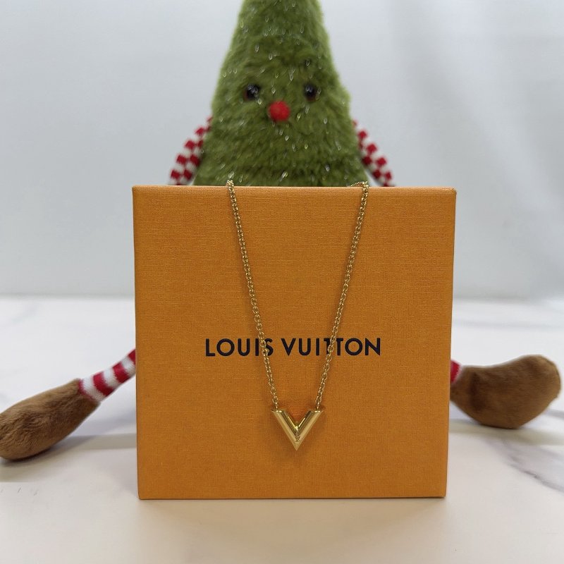 LV Essential V型金色項鍊-1