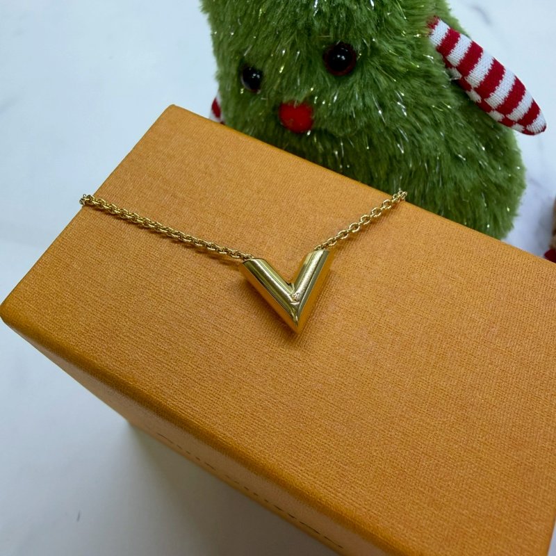 LV Essential V型金色項鍊-2