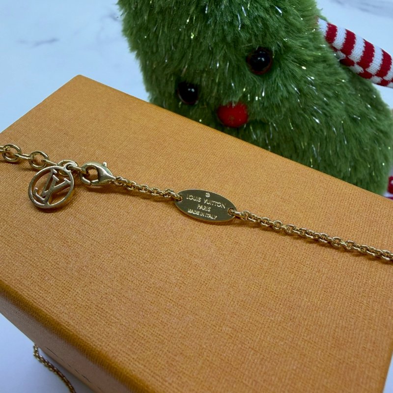 LV Essential V型金色項鍊-3