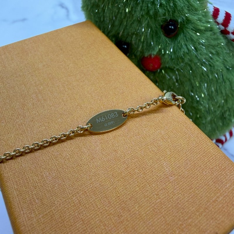 LV Essential V型金色項鍊-4