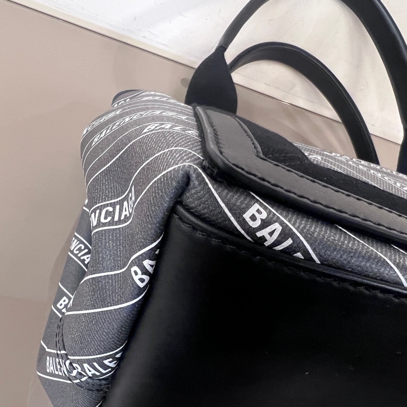 Balenciaga灰PVC拼黑牛皮銀釦滿版logo Navy手提包-10