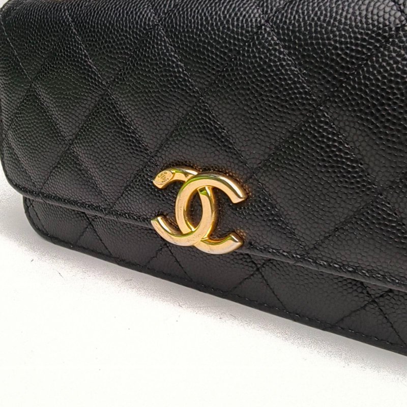 CHANEL 22K手柄手機包WOC黑色荔枝牛皮鐳射標金扣雙C吊飾肩背包-4