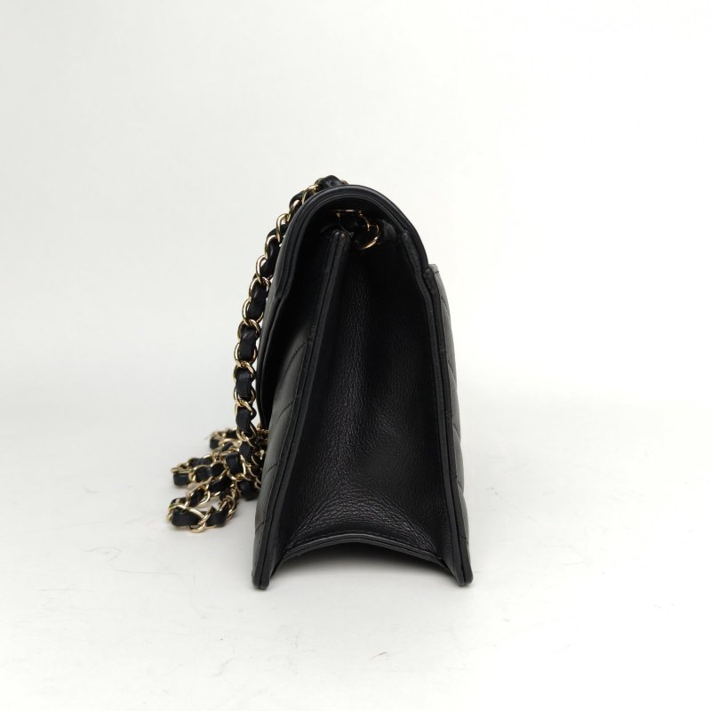 CHANEL 黑色牛皮27開金扣CF季節款口蓋包信封包中號肩背包-3