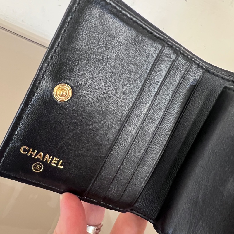 Chanel黑山羊皮菱格金釦內零錢袋4卡對釦短夾-14