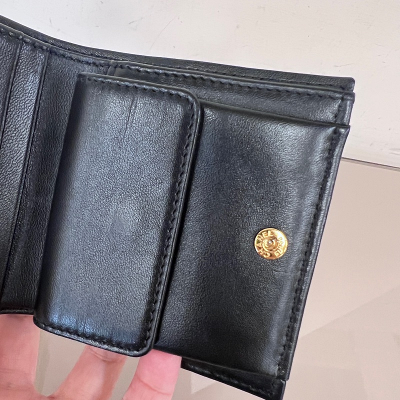 Chanel黑山羊皮菱格金釦內零錢袋4卡對釦短夾-15