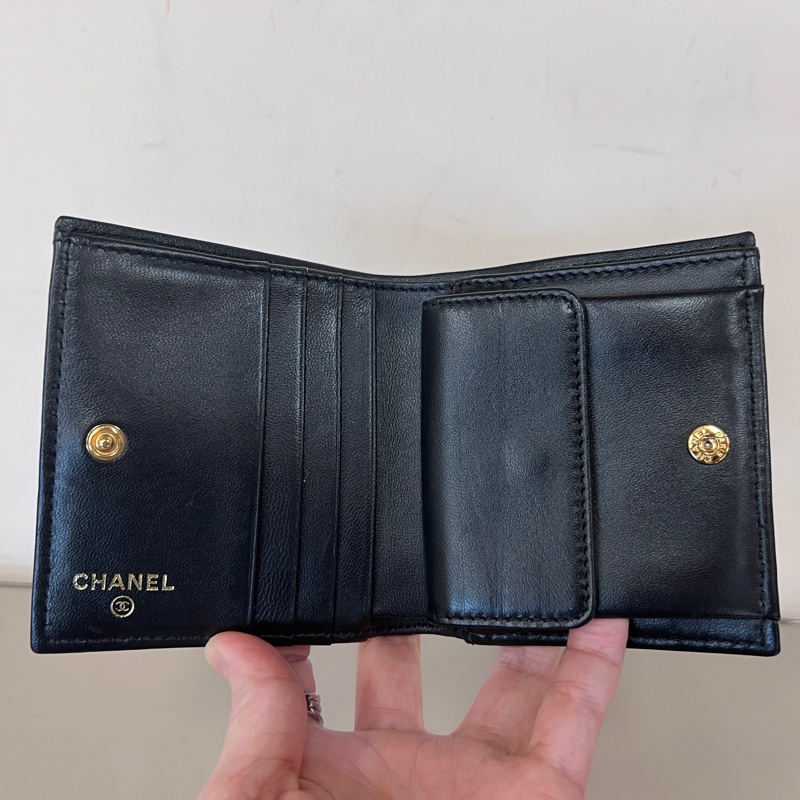 Chanel黑山羊皮菱格金釦內零錢袋4卡對釦短夾-16