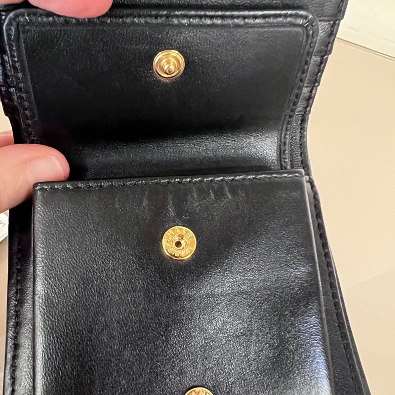 Chanel黑山羊皮菱格金釦內零錢袋4卡對釦短夾-17