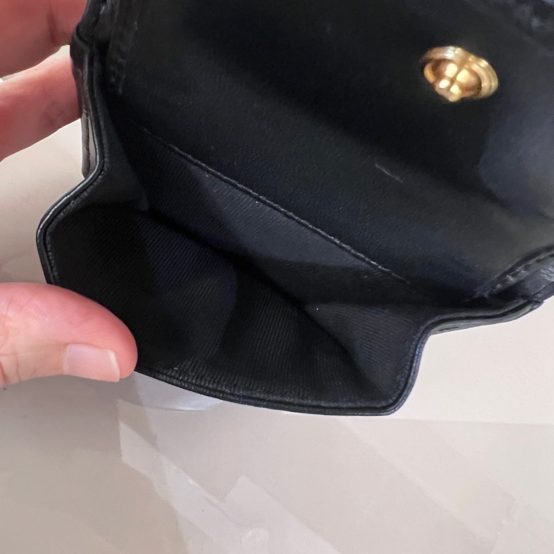 Chanel黑山羊皮菱格金釦內零錢袋4卡對釦短夾-18