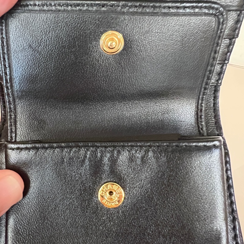 Chanel黑山羊皮菱格金釦內零錢袋4卡對釦短夾-21