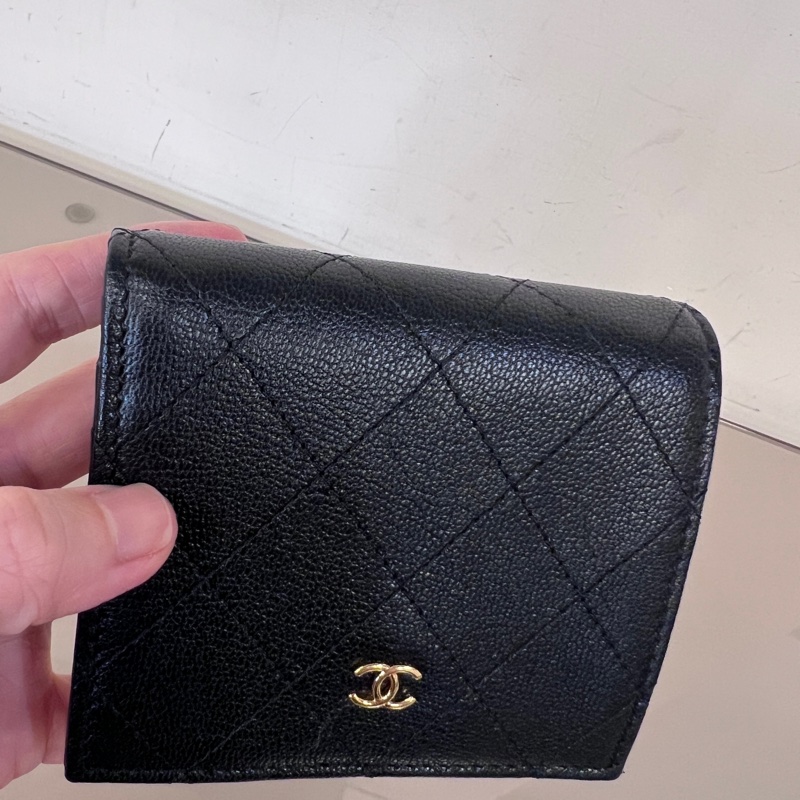 Chanel黑山羊皮菱格金釦內零錢袋4卡對釦短夾-22