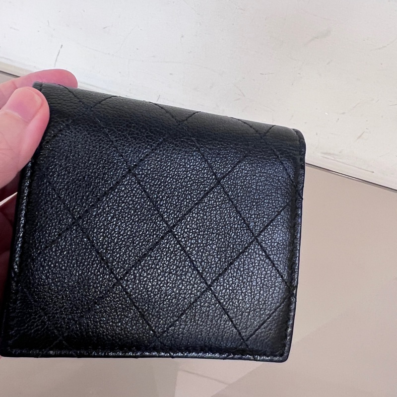 Chanel黑山羊皮菱格金釦內零錢袋4卡對釦短夾-24